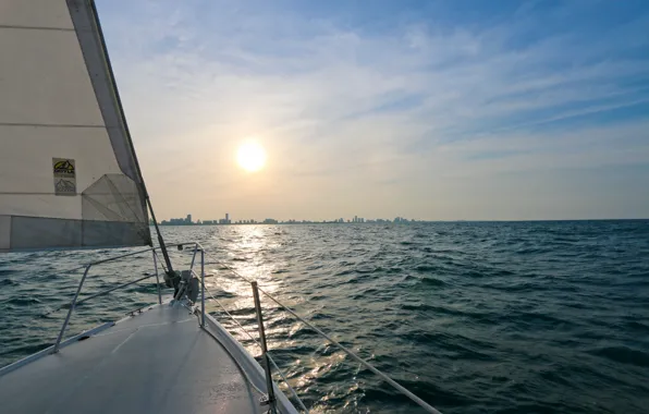 Картинка море, солнце, город, берег, яхта, парус
