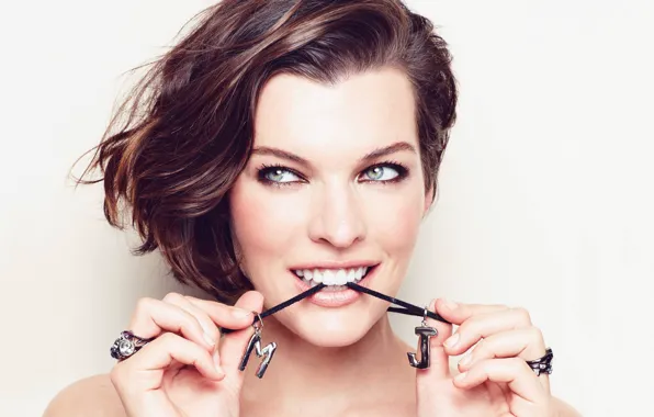 Взгляд, Милла Йовович, Milla Jovovich, инициалы