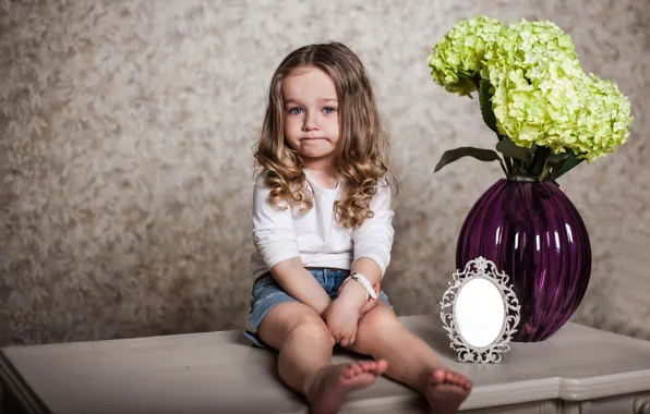 Картинка цветы, зеркало, девочка, тумбочка, ваза, ребёнок, гортензия