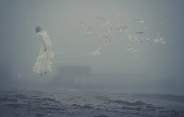 Море, девушка, туман, берег, чайки