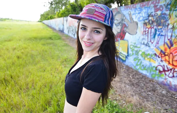 Картинка graffiti, model, women, face, brunette, smiling, portrait, baseball cap