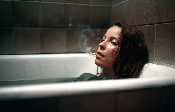 Девушка, сигарета, ванна