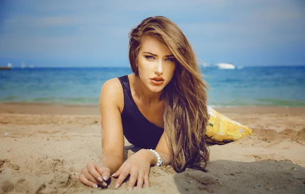 Картинка песок, море, пляж, взгляд, девушка, брюнетка, Rosistsa