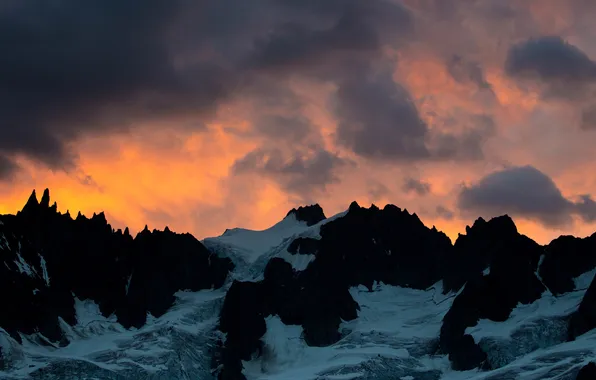 Картинка лед, облака, горы, огонь, силуэт, сумерки, оранжевое небо