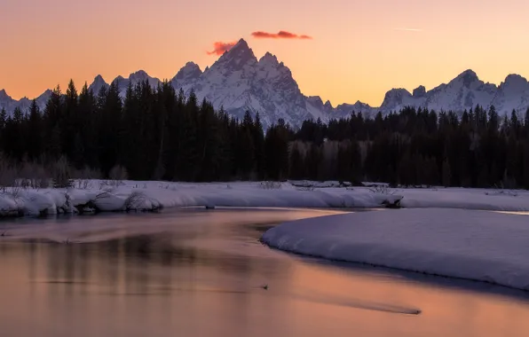 Картинка зима, лес, снег, горы, вершины, ели, водоем