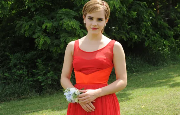 Картинка трава, цветы, фото, платье, Эмма Уотсон, Emma Watson, в красном, Хорошо быть тихоней