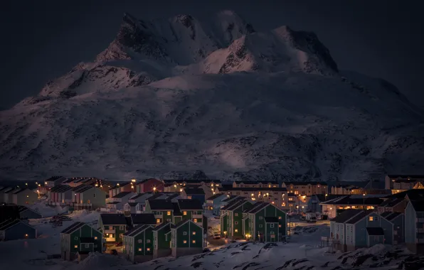 Картинка зима, снег, горы, ночь, огни, озеро, дома, Гренландия