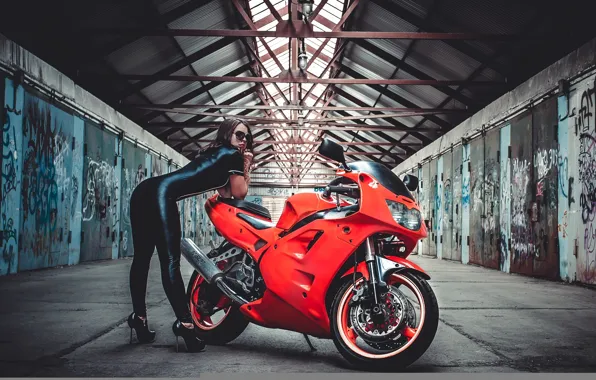 Картинка Girl, Red, Model, Glass, Wheels, Brake, Hair, Motocycle