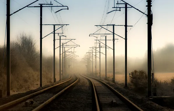 Туман, железная дорога, линия электропередач