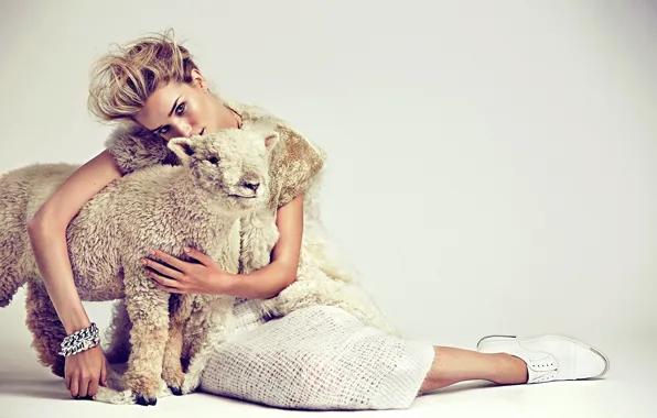 Девушка, фон, модель, блондинка, овечка, Rosie Huntington-Whiteley, Роузи Хантингтон-Уайтли, ягнёнок