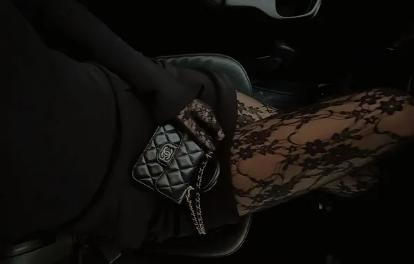 Девушка, колготки, стройные ножки, сумочка chanel