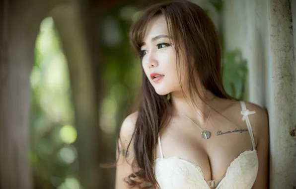 Картинка girl, cleavage, Asian, breast, photo, model, tattoo, bokeh