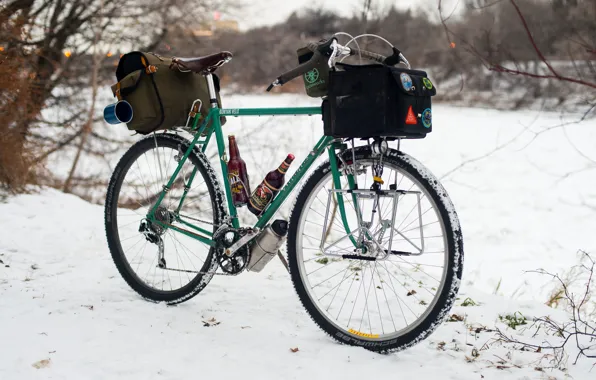 Картинка зима, снег, велосипед, огни, пиво, чашки, приключения, сумки