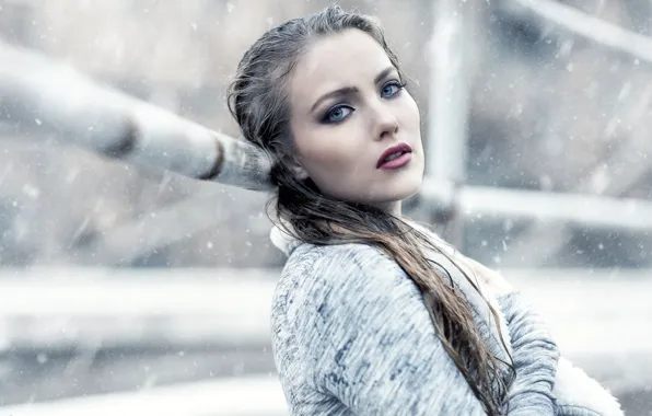 Картинка girl, wet, photo, photographer, blue eyes, snow, model, bokeh