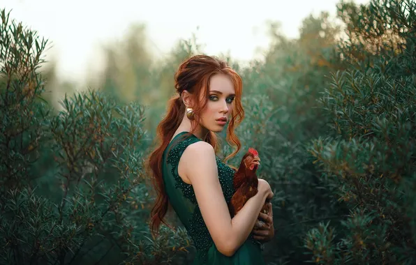 Птица, серьги, кустарник, петух, зеленое платье, рыжеволосая красавица, женский портрет, Лера Васильчева
