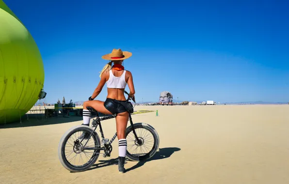 Картинка девушка, велосипед, поза, шляпа, фигура, шортики