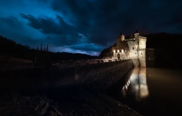 Auvergne-Rhône-Alpes, Vézelin-sur-Loire, Arrondissement de Roanne, Château de la Roche