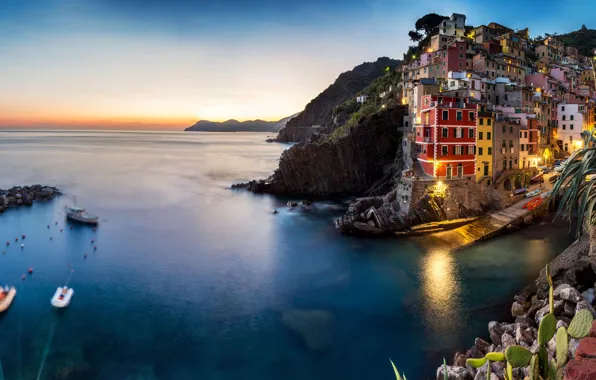 Картинка море, город, скалы, дома, лодки, вечер, освещение, Италия