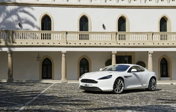 Картинка Aston Martin, Белый, Машина, Брусчатка, День, Здание, Астон Мартин