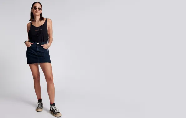 Картинка girl, model, brunette, glasses, skirt, sneakers, tank top