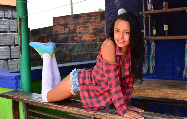 Картинка girl, shorts, beautiful, jeans, brunette, cute, shirt, sneakers