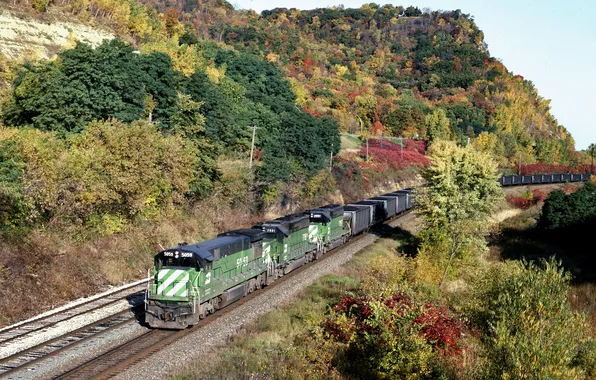 Картинка деревья, горы, путь, листва, вагоны, железная дорога, насыпь, грузовой поезд