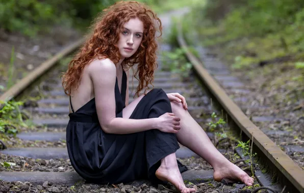 Девушка, железная дорога, Lydia