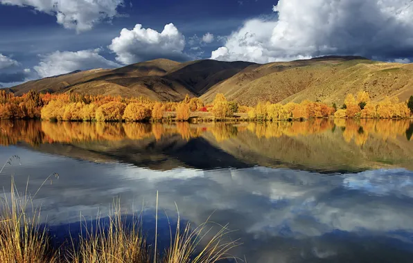 Картинка осень, облака, деревья, озеро, отражение, холмы