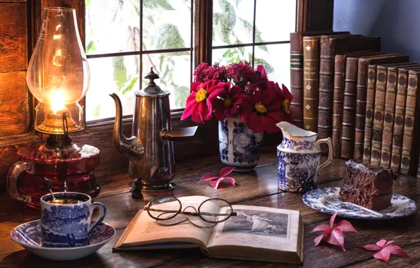 Чай, лампа, букет, окно, очки, торт, книга, натюрморт