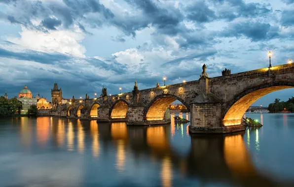 Картинка небо, вода, облака, город, отражение, река, вечер, Прага