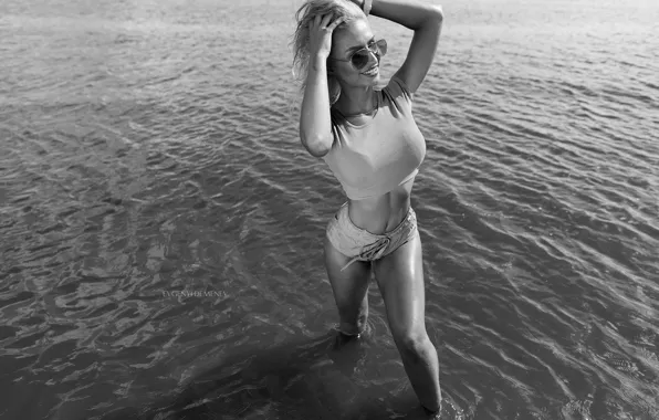 Картинка black & white, girl, shorts, legs, sea, photo, photographer, water
