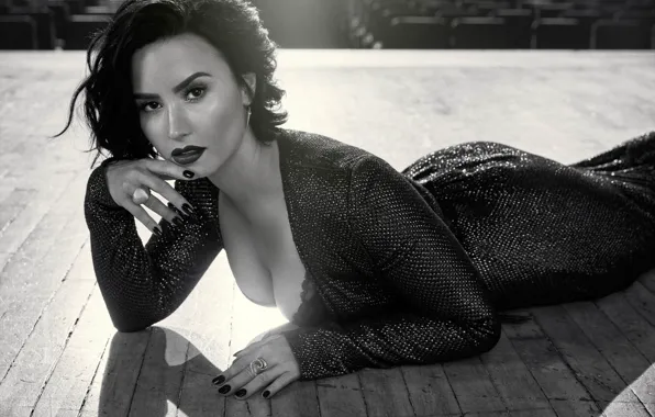 Поза, певица, Demi Lovato
