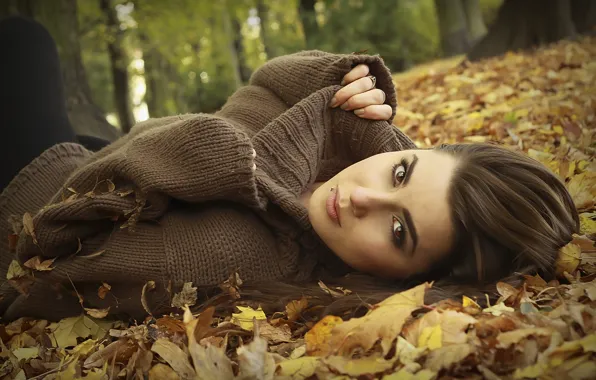 Картинка осень, взгляд, листья, девушка, деревья, лицо, модель, волосы