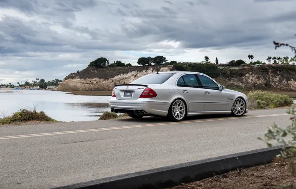 Картинка озеро, серебристый, silver, mercedes, мерседес, amg, e-class, e55