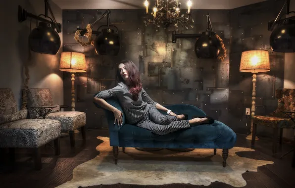 Картинка девушка, комната, диван