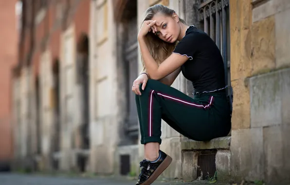 Взгляд, look, милая девушка, cute girl, blonde beauty, sweatpants, модель позирует, black t-shirt