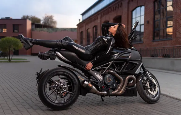 Картинка девушка, поза, ноги, сапоги, мотоцикл, латекс, Ducati, Илья Пистолетов