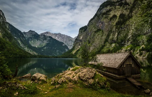 Зелень, лес, лето, небо, облака, горы, озеро, камни