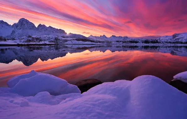 Картинка зима, небо, снег, деревья, горы, озеро, отражение, зарево