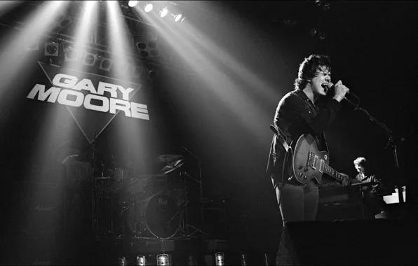 Singer, Gary Moore, musician, 1983, stage, Manchester Apollo, guitarrist