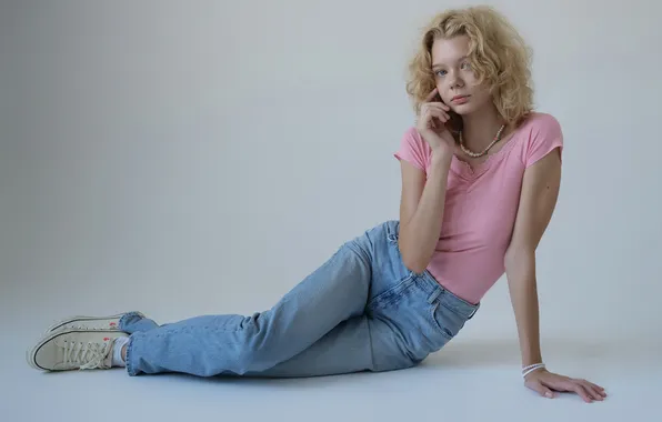 Картинка woman, young, beautiful, model, jeans, blonde, long-haired, sneakers