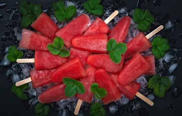 Темный фон, красное, лёд, мороженое, много, клубничное, кубики льда, фруктовое