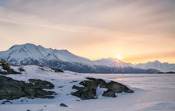 Картинка холод, зима, поле, солнце, облака, лучи, свет, снег