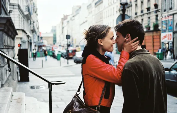 Картинка девушка, улица, здания, париж, поцелуй, Натали Портман, парень, Мельхиор Беслон