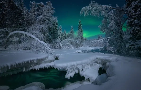 Картинка зима, снег, деревья, ручей, северное сияние, сугробы, Россия, речка