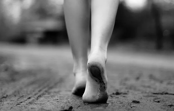 Песок, пляж, девушка, следы, фон, черно-белый, настроения, пальцы