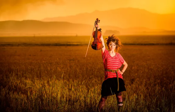 Картинка поле, закат, горы, скрипка, красавица, violin, Линдси Стирлинг, Lindsey Stirling