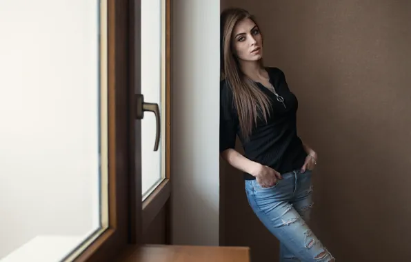 Картинка поза, Девушка, джинсы, окно, ножки, Дмитрий Шульгин, Надежда Маслова