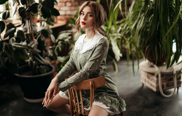 Взгляд, девушка, шатенка, сидит на стуле