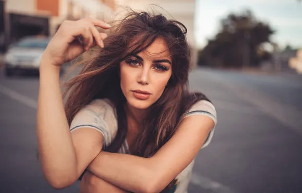 Картинка глаза, девушка, ресницы, ветер, волосы, брюнетка, губы, girl